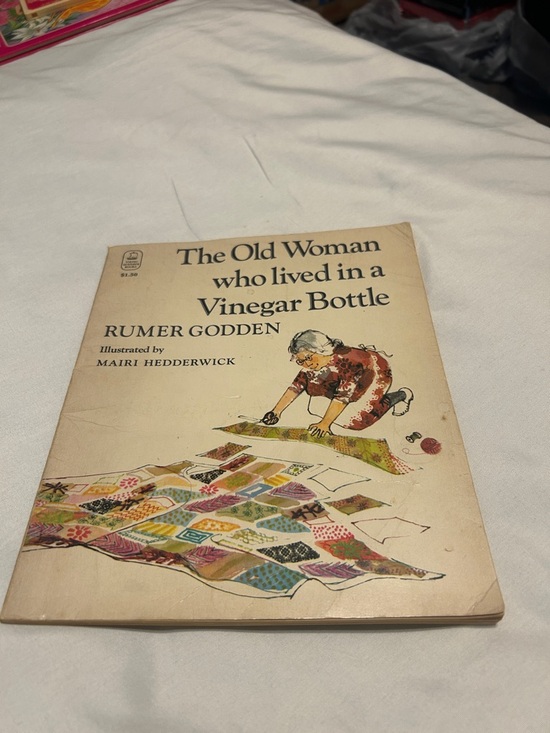 Other - 25%off🎁CIJ🌲 Old woman who lived in a vinegar bottle, rumer godden 1974